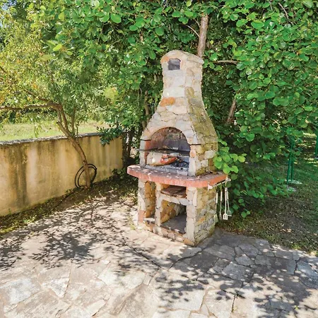 3 Bedroom Cozy In Maria Poggio Holiday home *